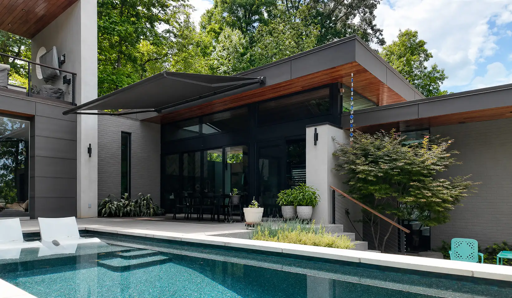 Modern Atlanta home and patio after installing the KE Domina retractable awning