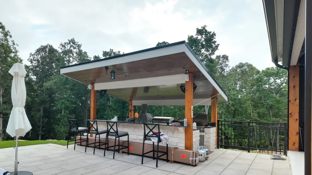 Outdoor kitchen and bar with the KE Domina awning retracted into its cassette