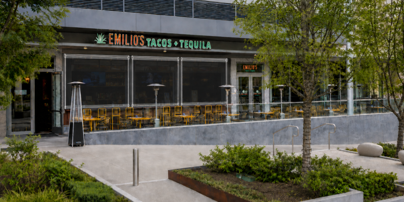 Retractable screens for restaurant Atlanta